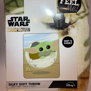 STAR WARS - ‘Yoda on the Move’ Throw Blanket.